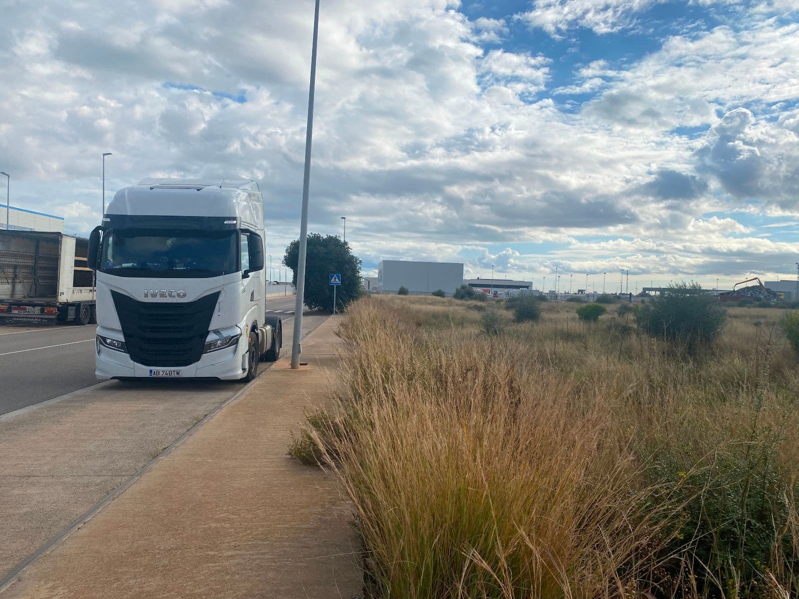 Parcela industrial de 5.982 m² junto al centro logístico Amazon en Onda - 2