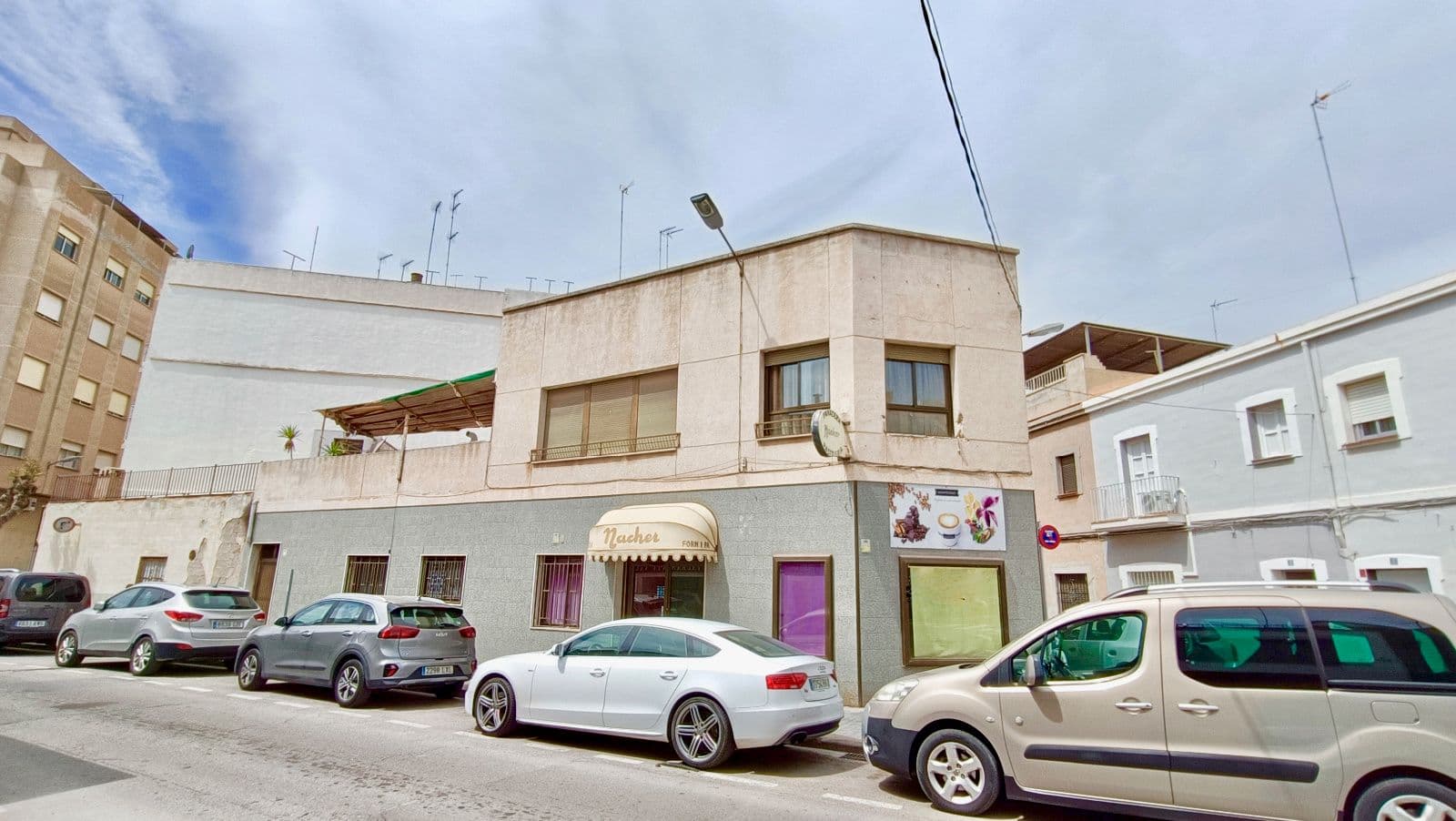 Casa con bajo comercial y vivienda con terraza en Burriana - 2