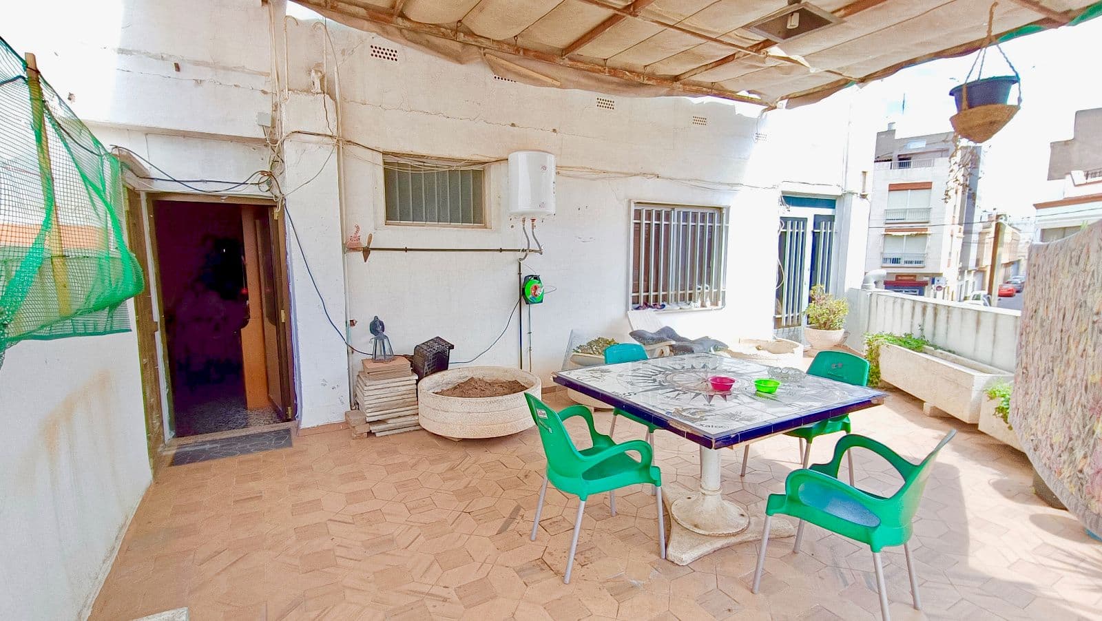 Casa con bajo comercial y vivienda con terraza en Burriana