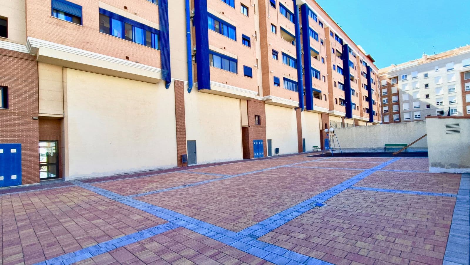 Local con salida de humos y terraza en zona Piscinas de Vila-real - 4