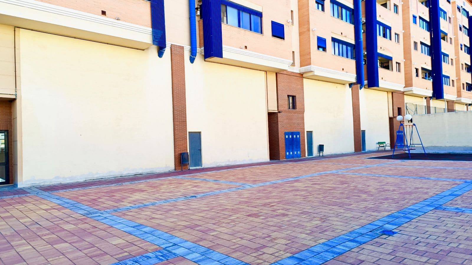 Local con salida de humos y terraza en zona Piscinas de Vila-real