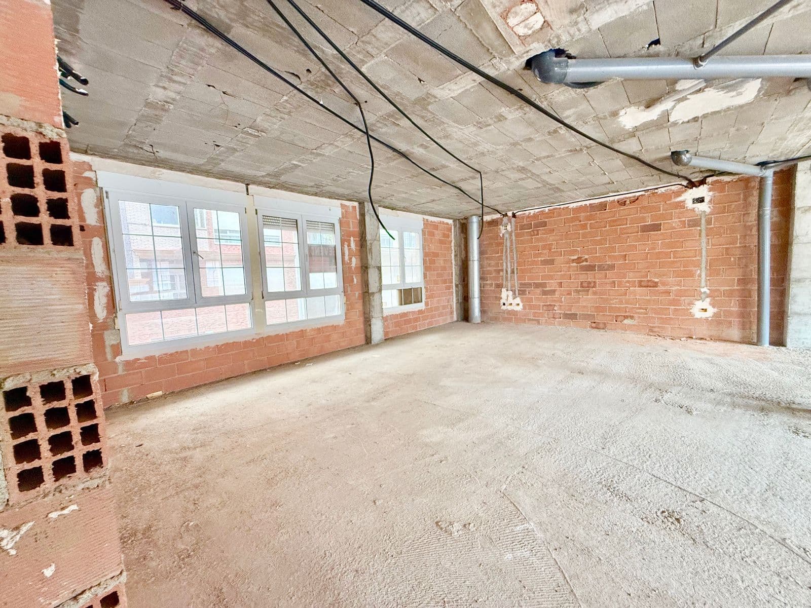 Entresuelos a reformar con gran potencial en zona Piscinas - 2