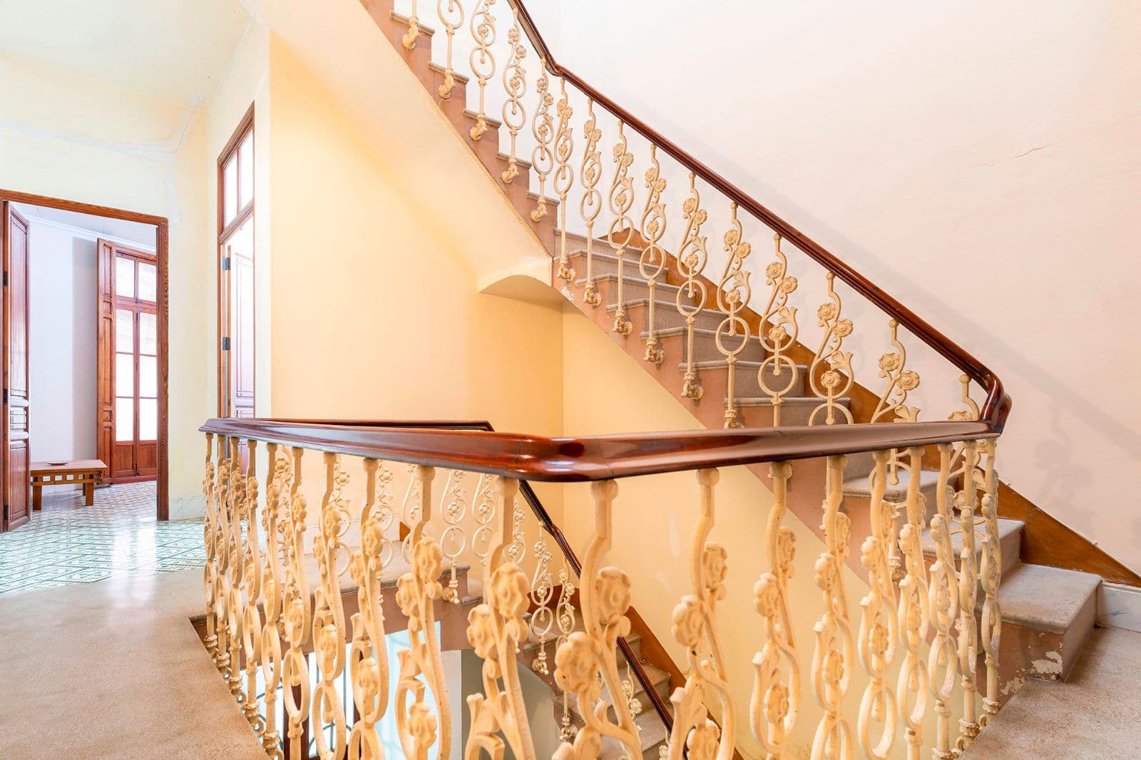 Casa modernista en el centro de Burriana con terrazas y carácter