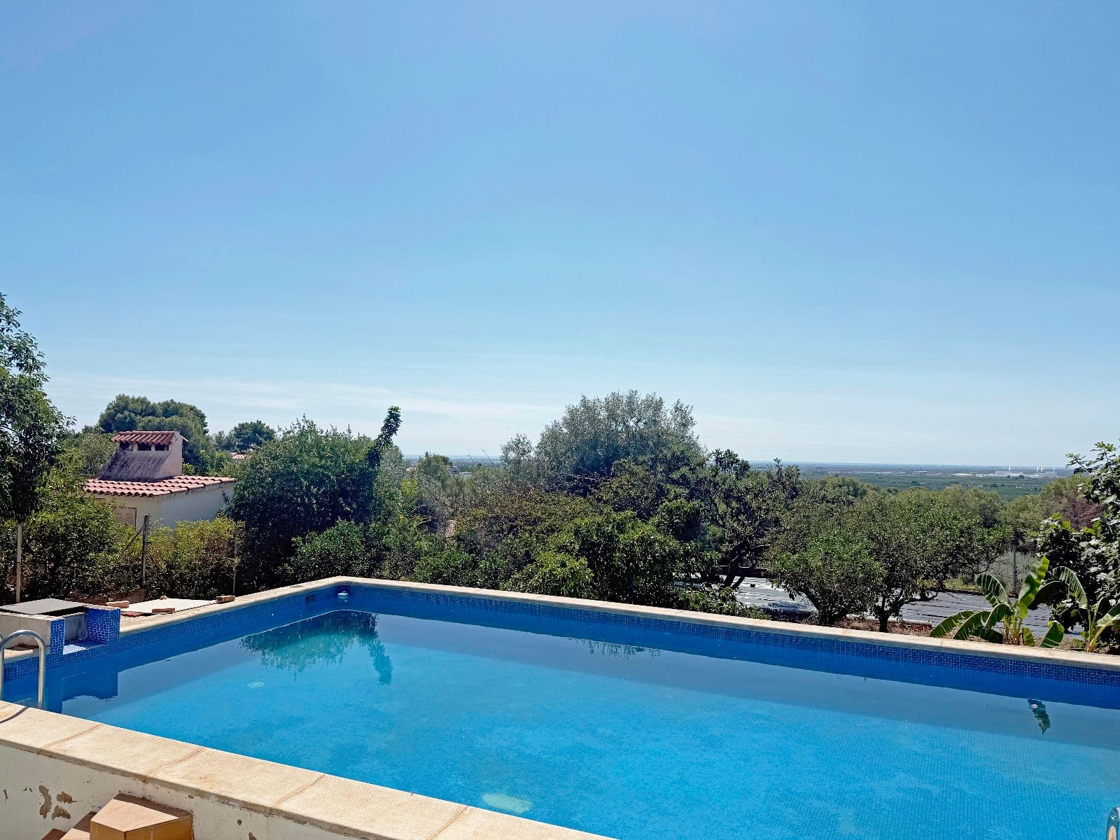 Chalet con piscina y parcela de 1.300 m² en urbanización de Onda