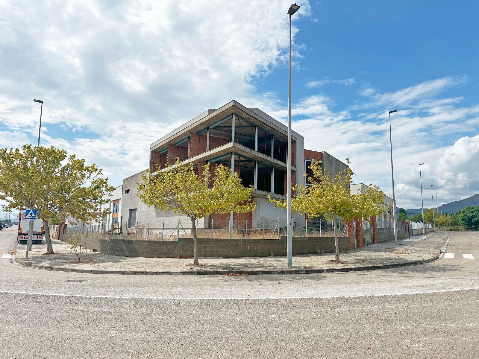 Inmueble en La Vall d’Uixó con nave, oficinas y aparcamiento