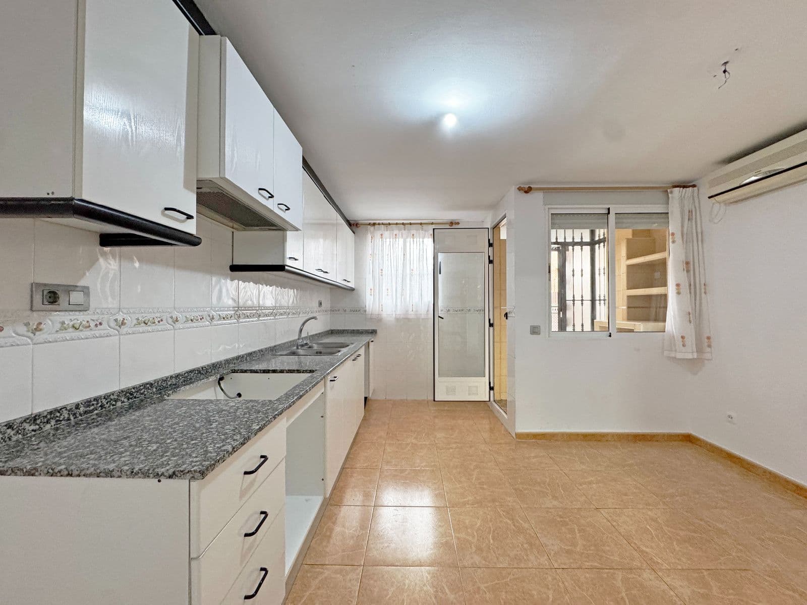 Piso con garaje y terraza en zona Polo Bernabé - 2