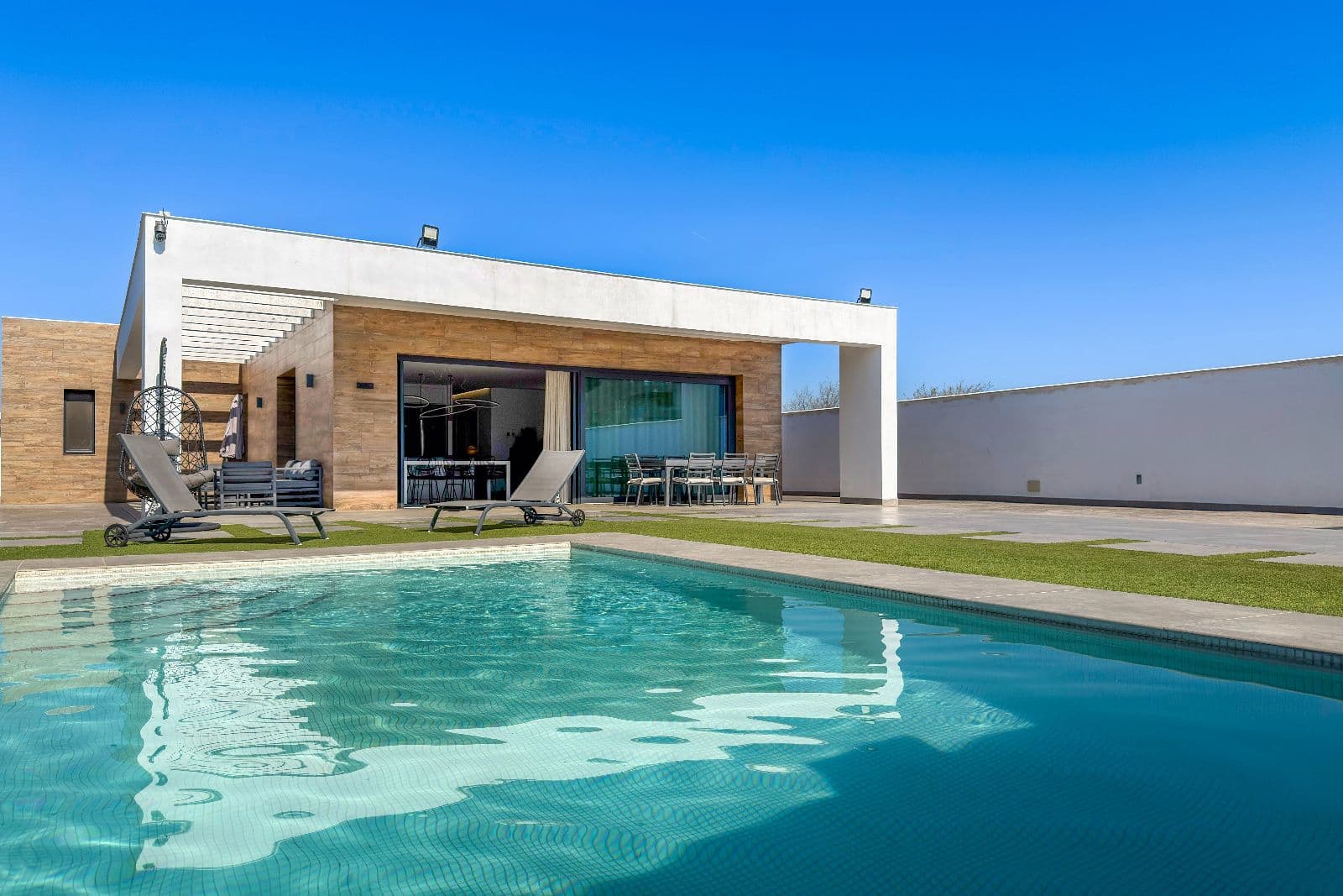 Chalet amplio, moderno y con piscina en Madrigal