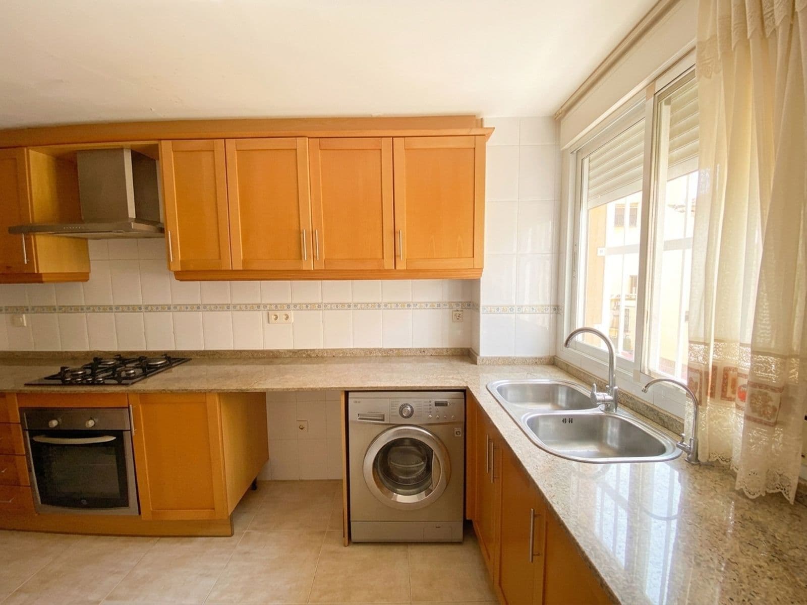 Adosado amplio de 5 habitaciones y terraza en Macastre - 2