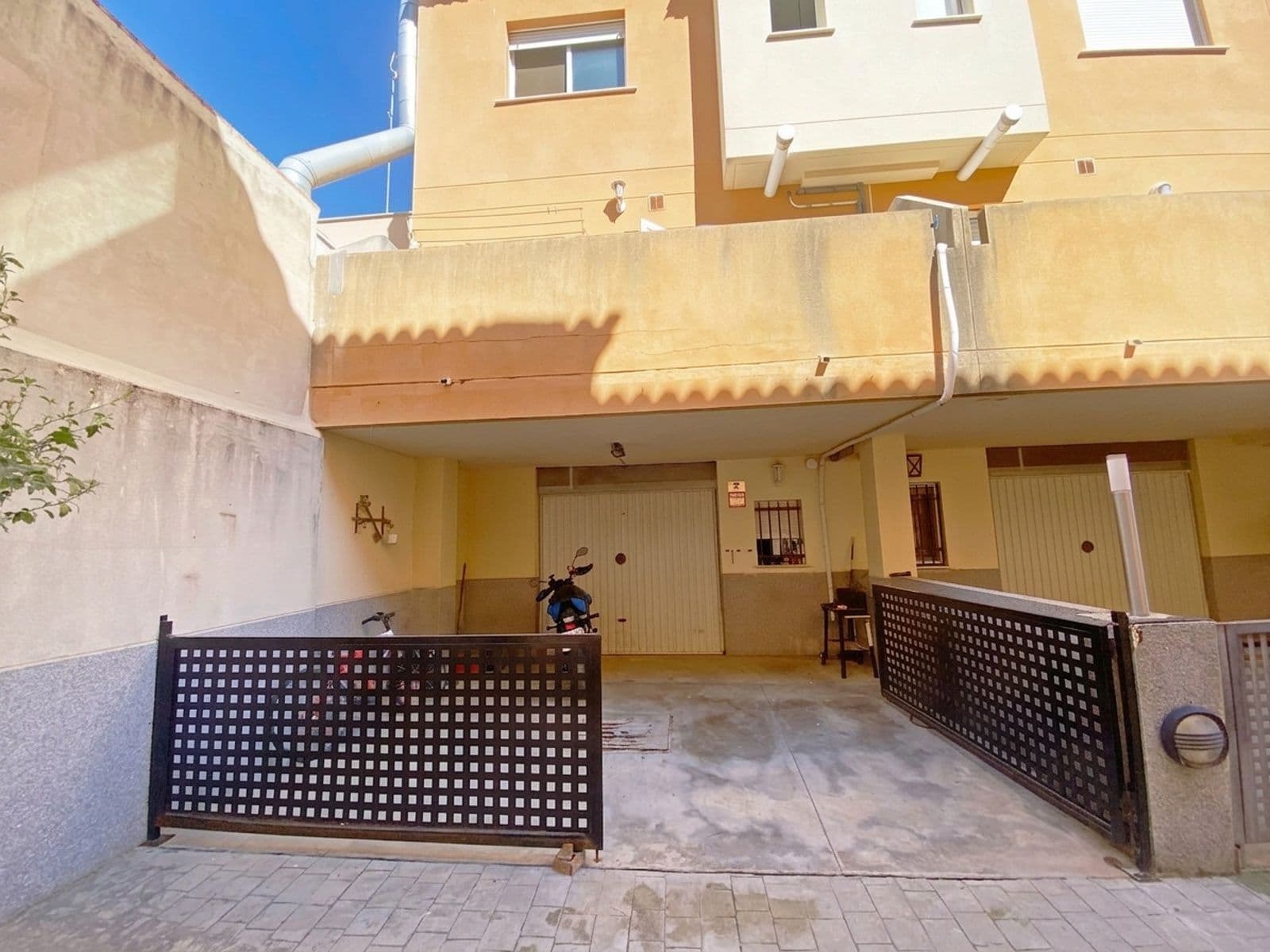 Adosado amplio de 5 habitaciones y terraza en Macastre - 3