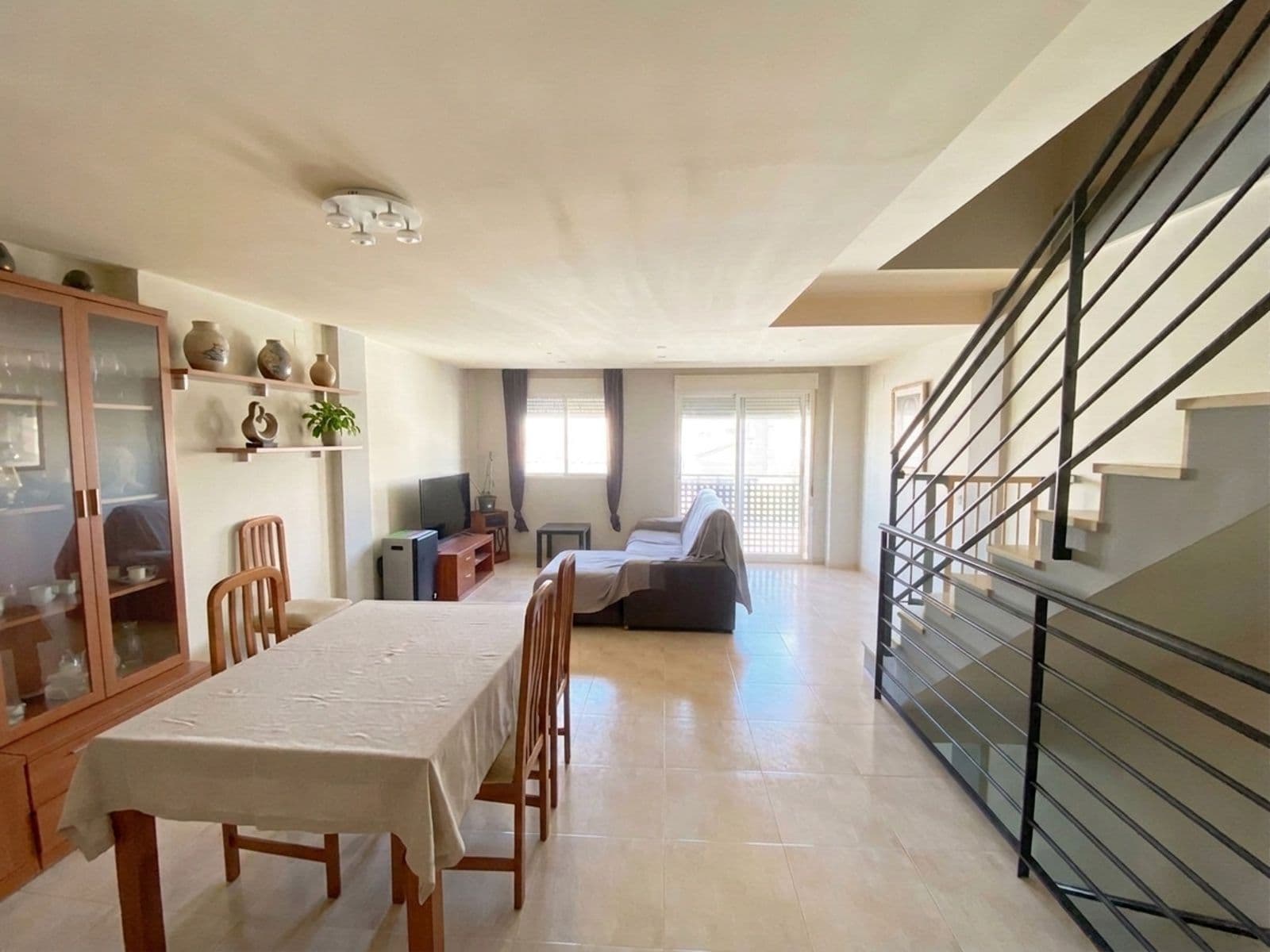 Adosado amplio de 5 habitaciones y terraza en Macastre