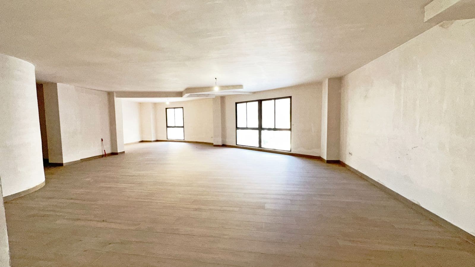 Local en chaflán a estrenar en zona visible - 5