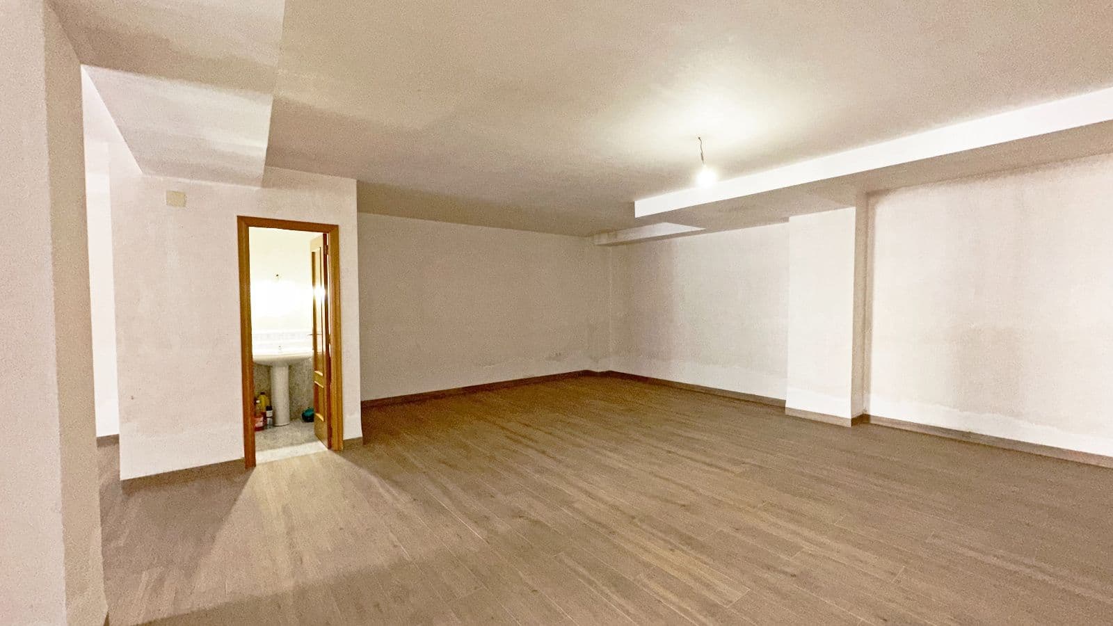 Local en chaflán a estrenar en zona visible - 3