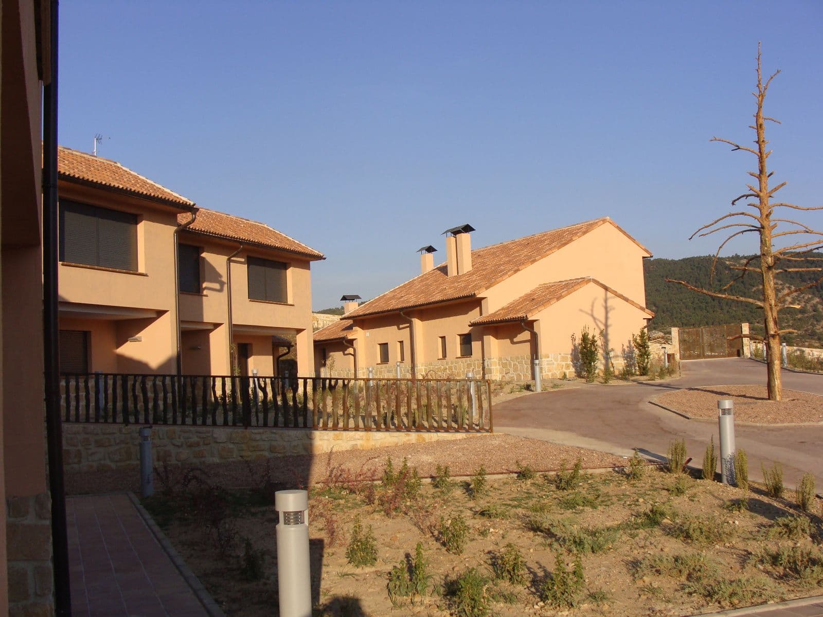 Hotel con apartamentos y piscina en Orea - 3