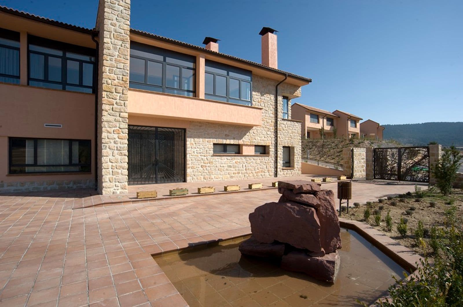 Hotel con apartamentos y piscina en Orea - 4