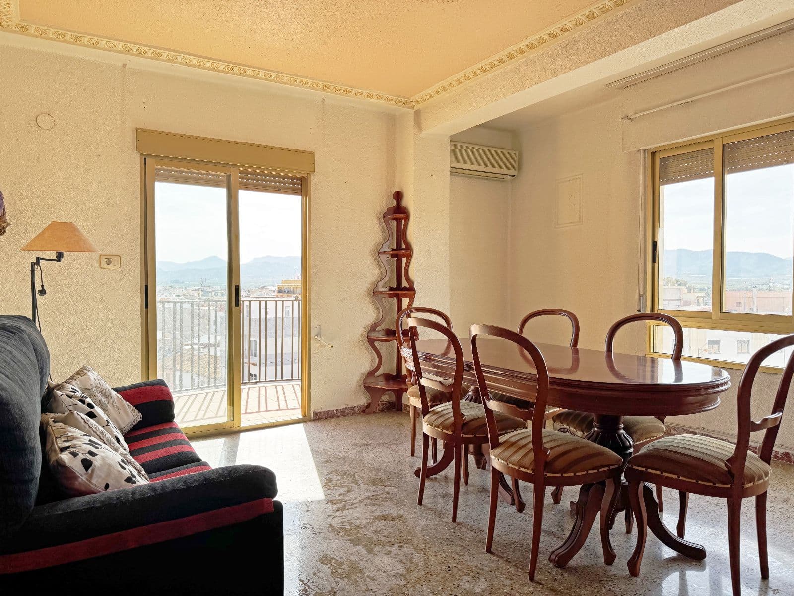 Piso esquinero muy luminoso de 4 habitaciones en Nules